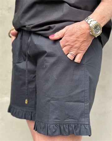 GASPAR Express Honolulu Frill Shorts Black 2401915 Shorts 〖 PRE-ORDRE〗KOMMER I MAJ